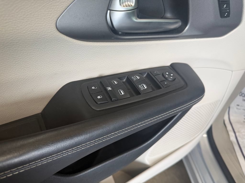 Used 2023 Chrysler Pacifica Touring-L FWD image 11