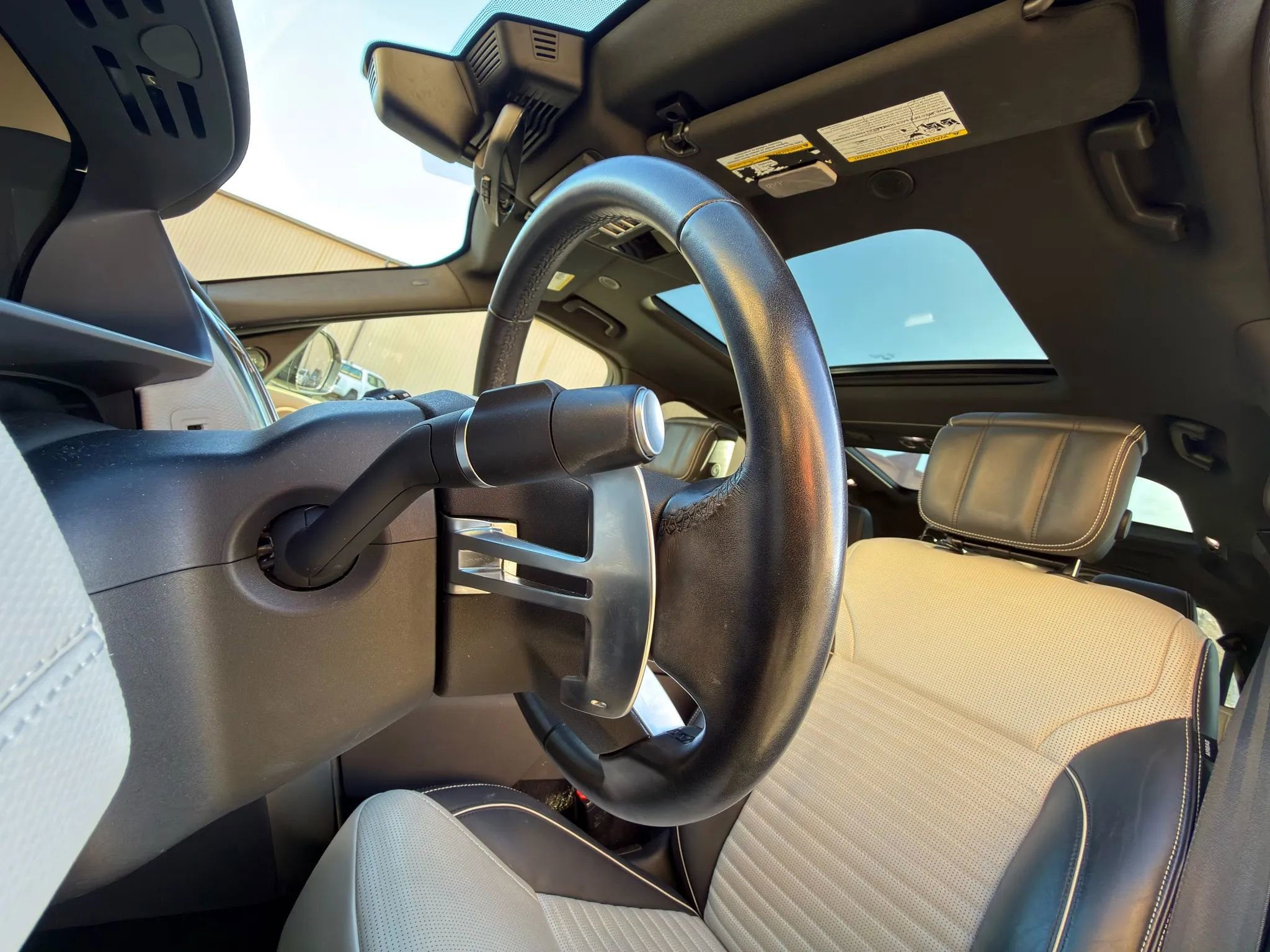 Used 2023 Land Rover Discovery Metropolitan Edition image 33