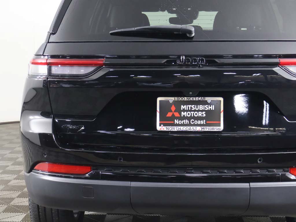 Used 2023 Jeep Grand Cherokee Altitude AWD/4WD image 14