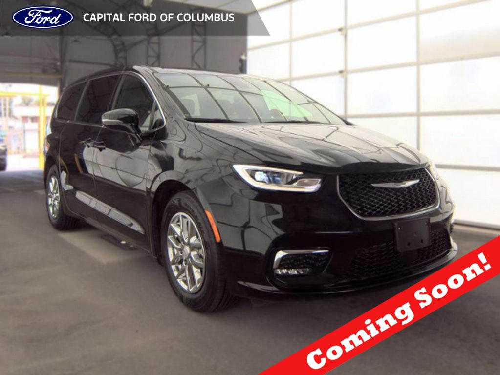 Used 2025 Chrysler Pacifica Select