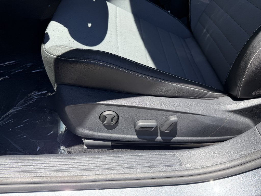 Used 2025 Volkswagen Jetta SE w/ Sunroof Package FWD image 31
