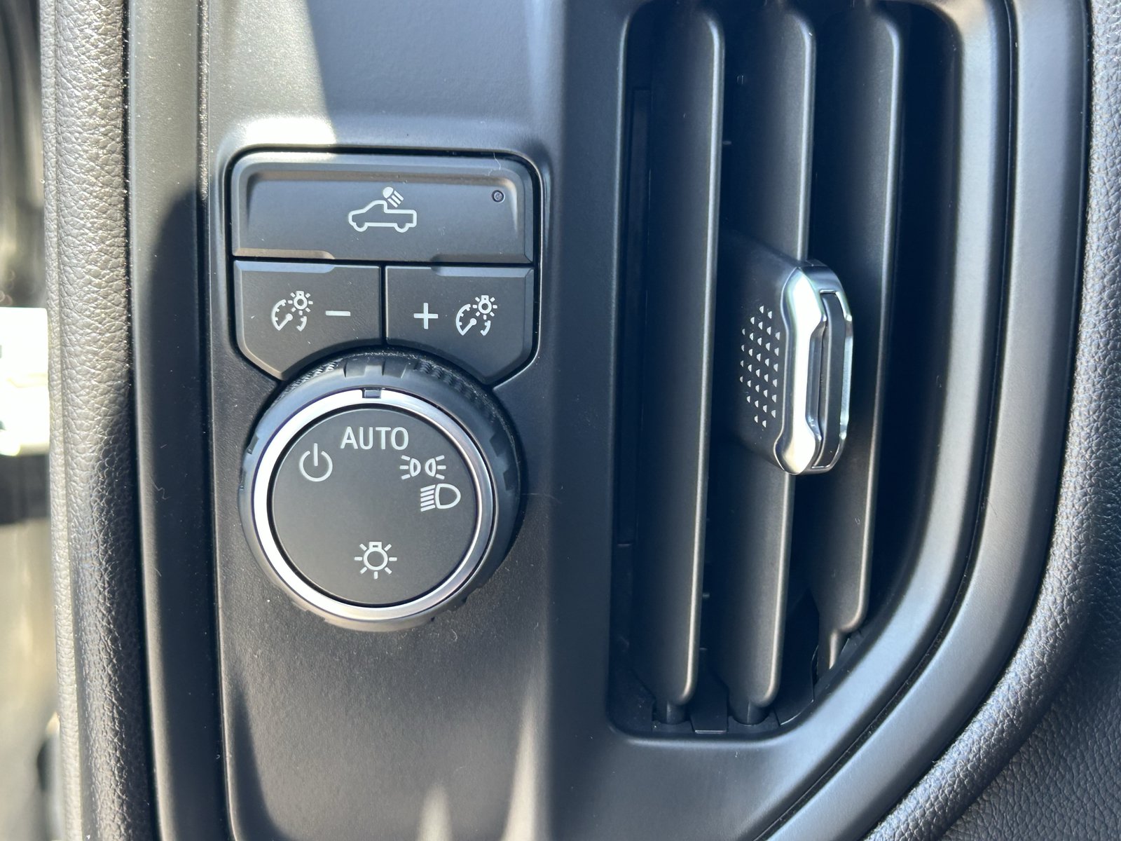 Used 2026 Chevrolet Silverado 1500 Custom RWD image 31