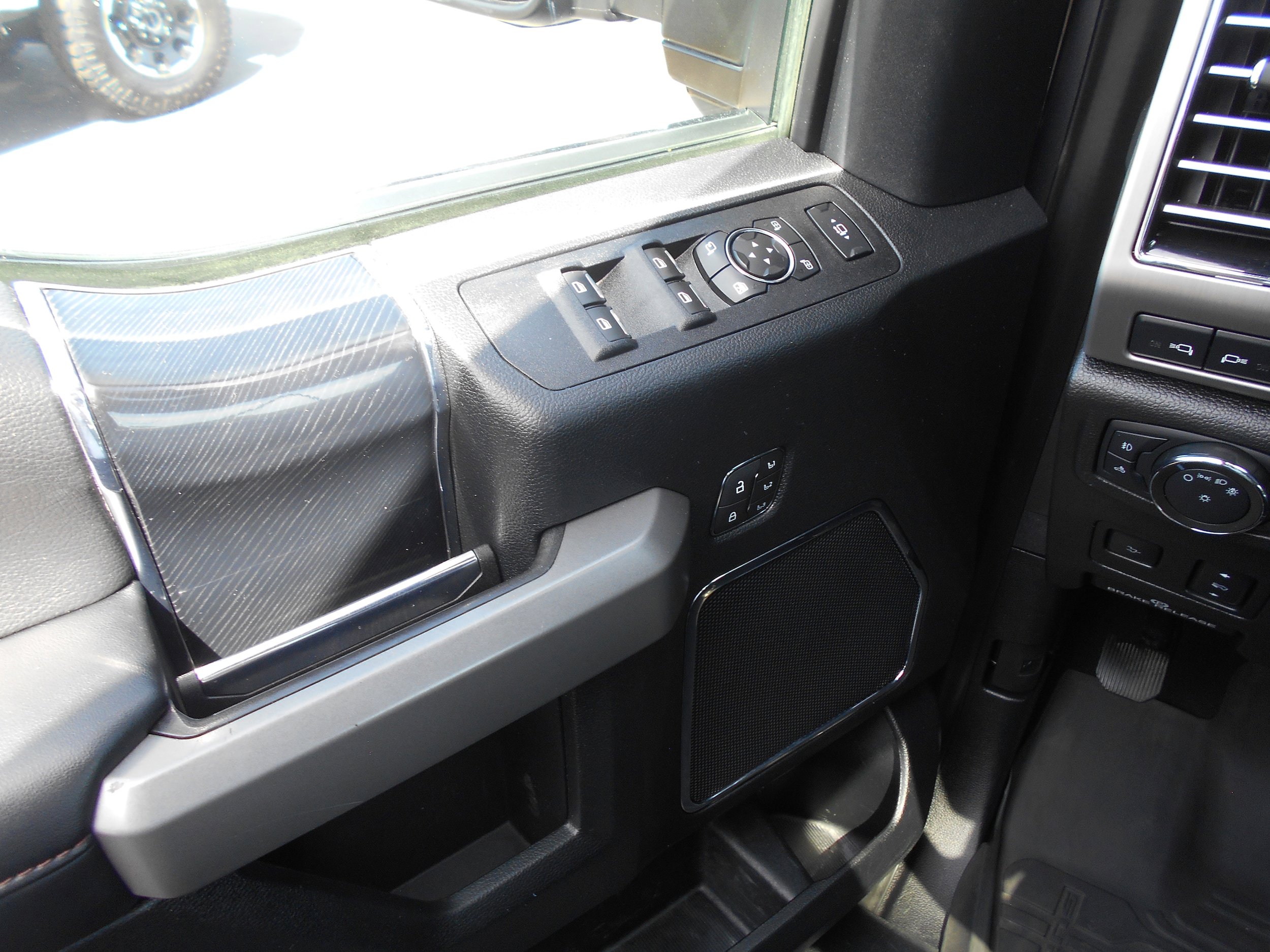 Used 2021 Ford F250 Platinum w/ FX4 Off-Road Package AWD/4WD image 16