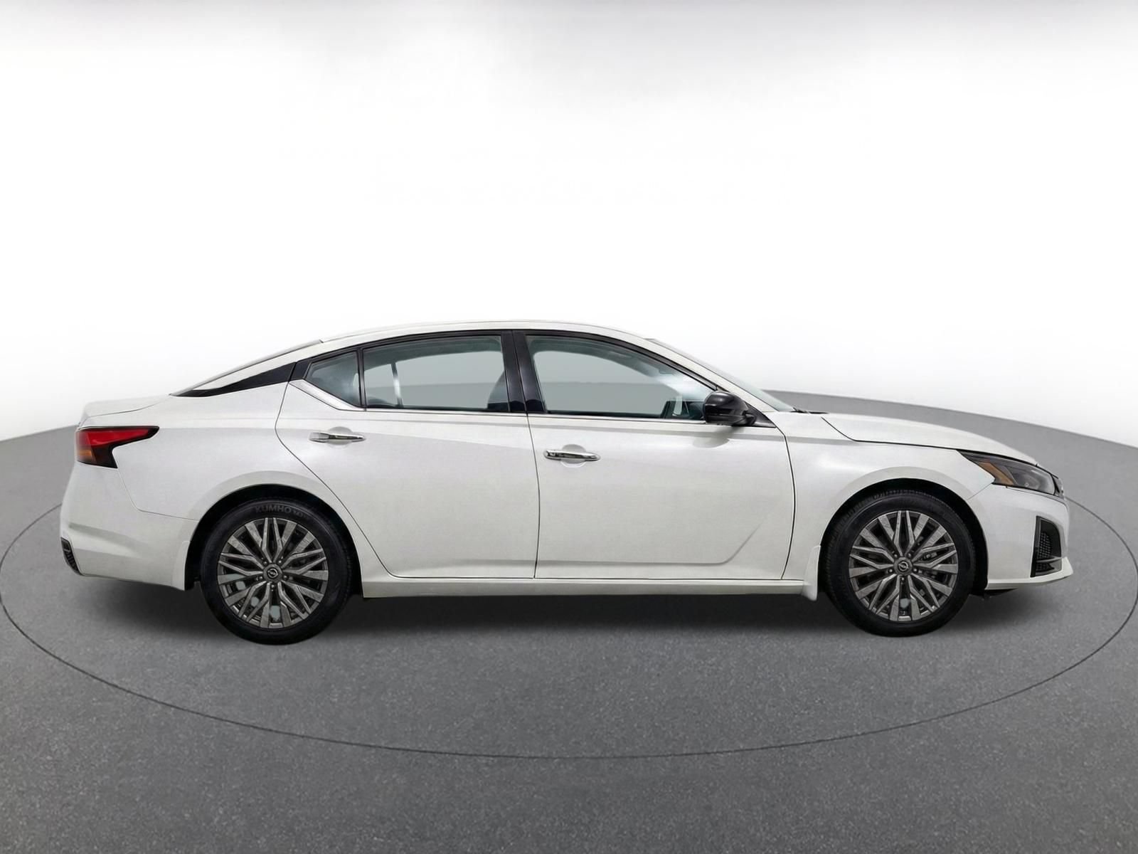 Used 2025 Nissan Altima 2.5 SV FWD image 9