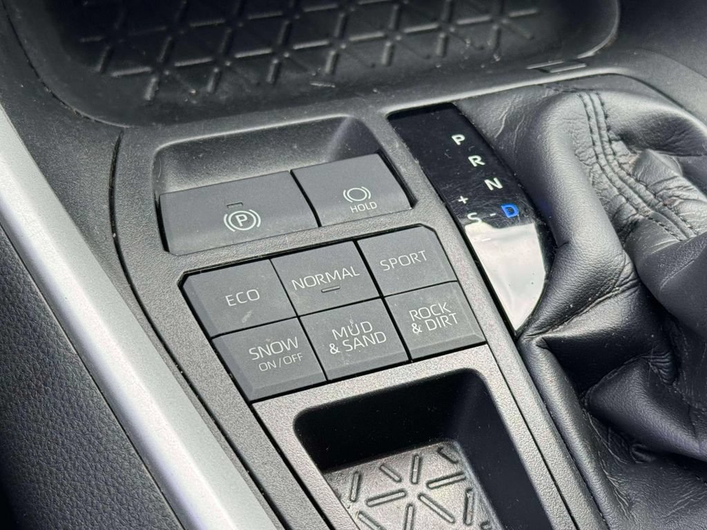 Used 2021 Toyota RAV4 LE AWD/4WD image 30