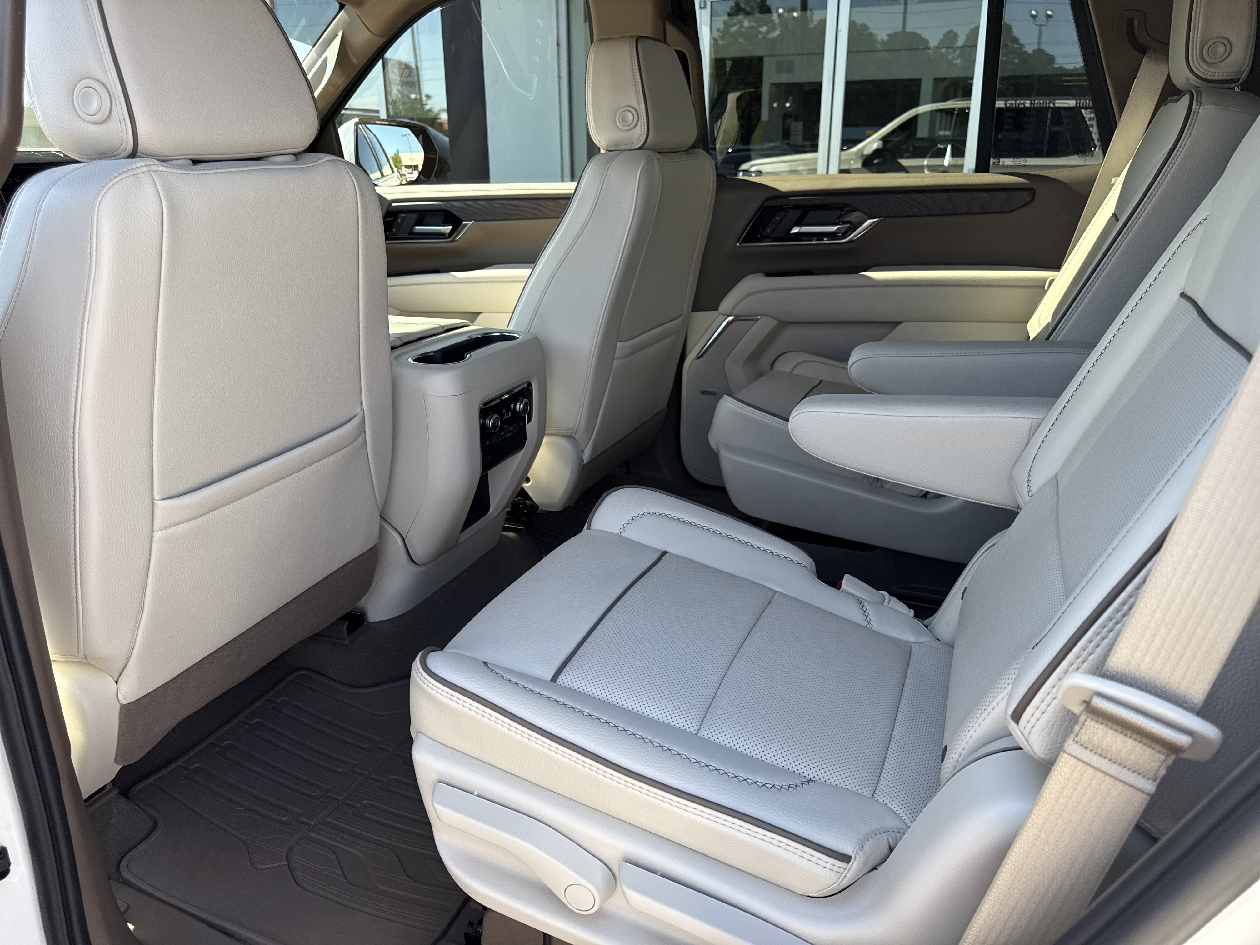 Used 2025 GMC Yukon Denali w/ Sun & Power Step Package AWD/4WD image 16