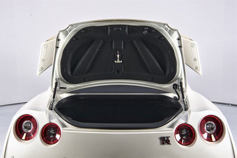 Used 2021 Nissan GT-R Premium image 40
