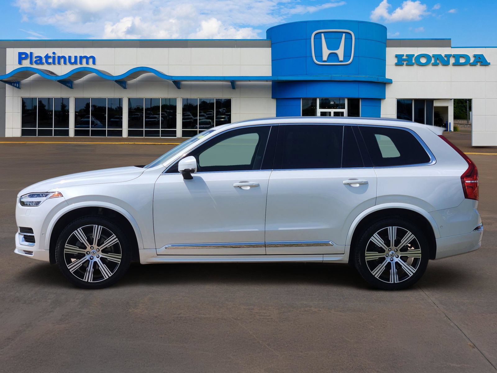 Used 2023 Volvo XC90 B6 Ultimate w/ Protection Package Premier AWD/4WD video 3