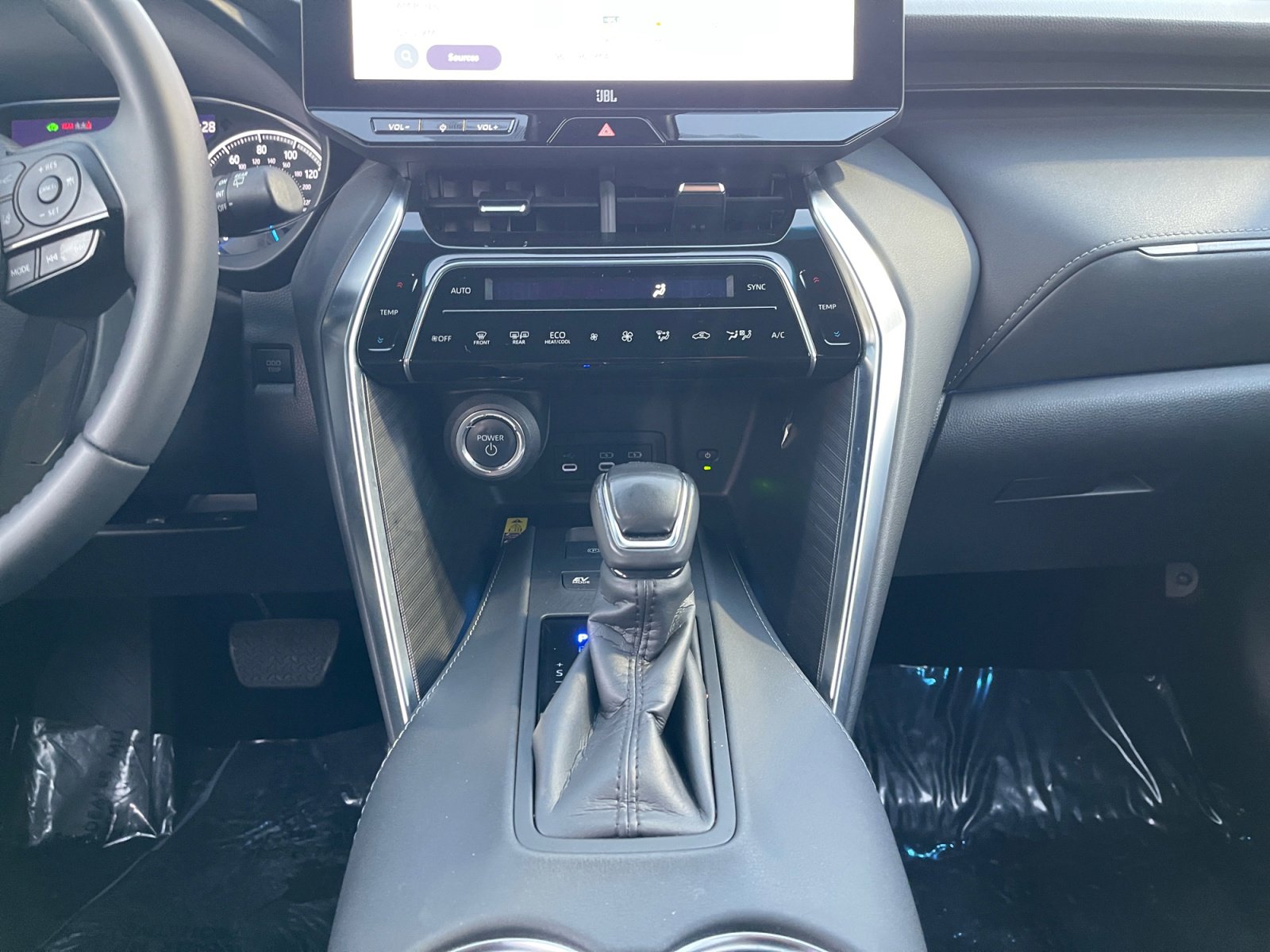 Used 2024 Toyota Venza XLE image 11