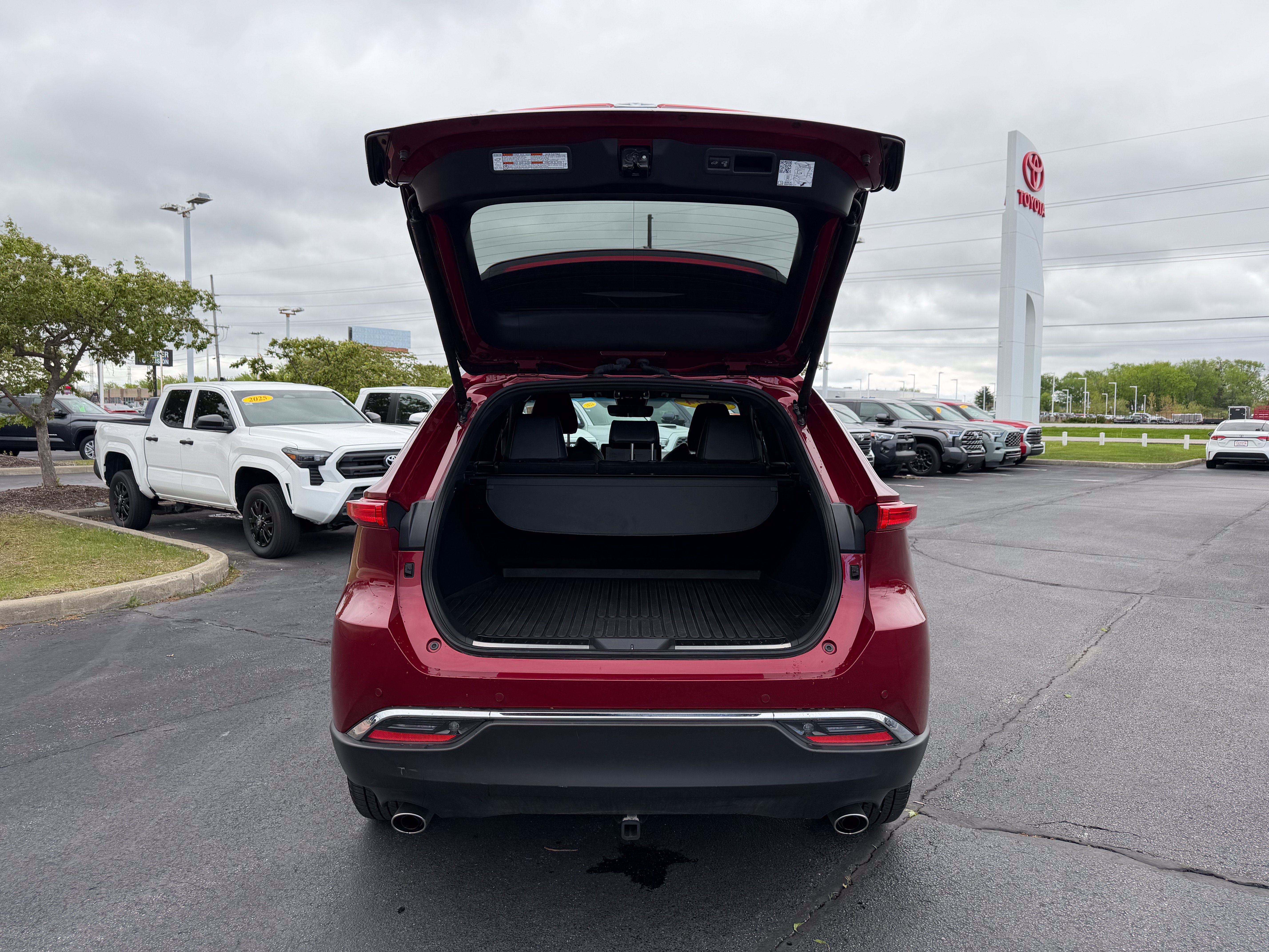 Certified 2024 Toyota Venza XLE AWD/4WD image 8