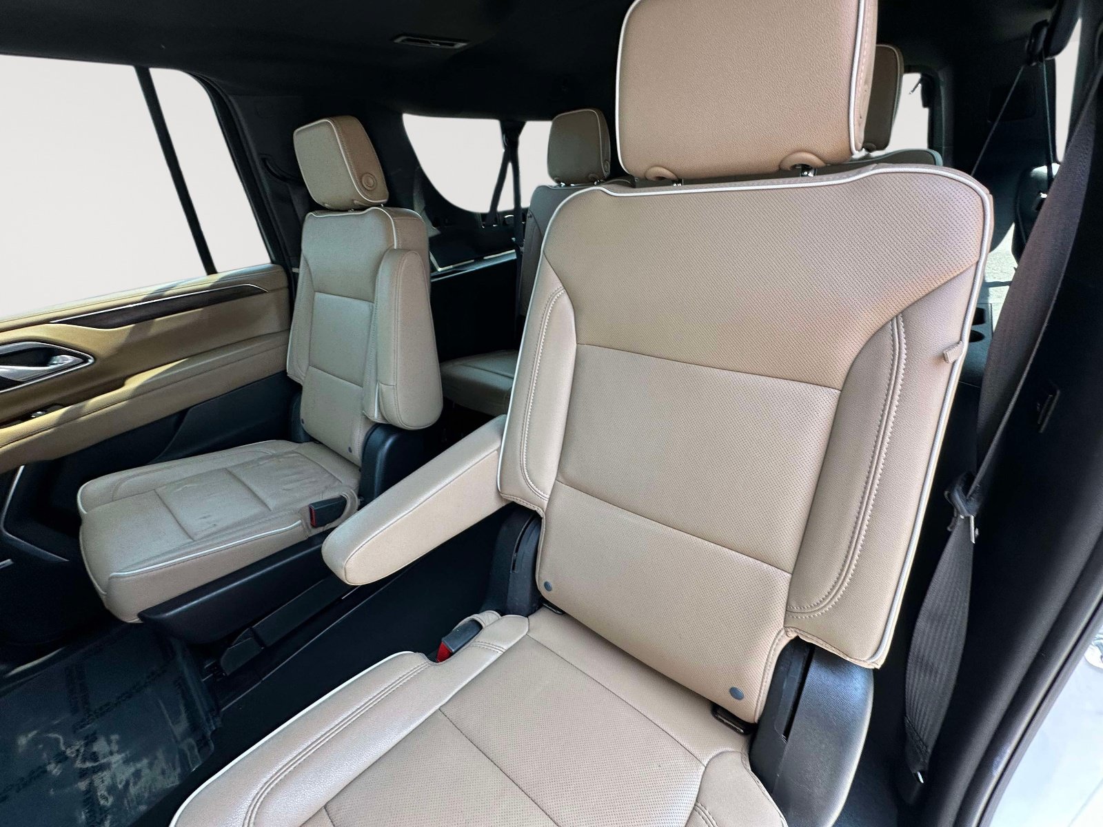 Used 2023 Chevrolet Suburban Premier w/ Premium Package AWD/4WD image 31