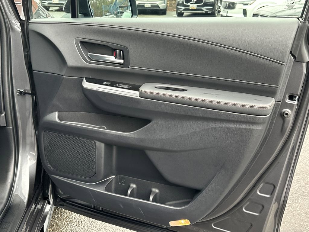 Used 2025 Toyota Sienna Limited image 16