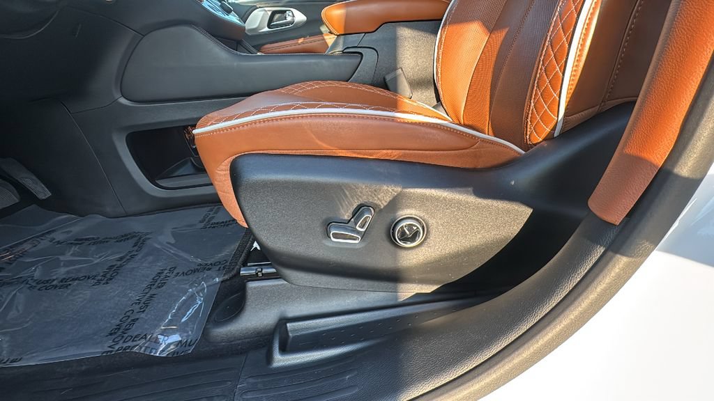 Used 2024 Chrysler Pacifica Pinnacle FWD image 9
