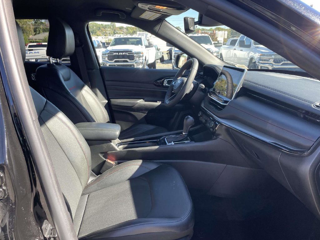 Used 2025 Jeep Compass Trailhawk AWD/4WD image 16