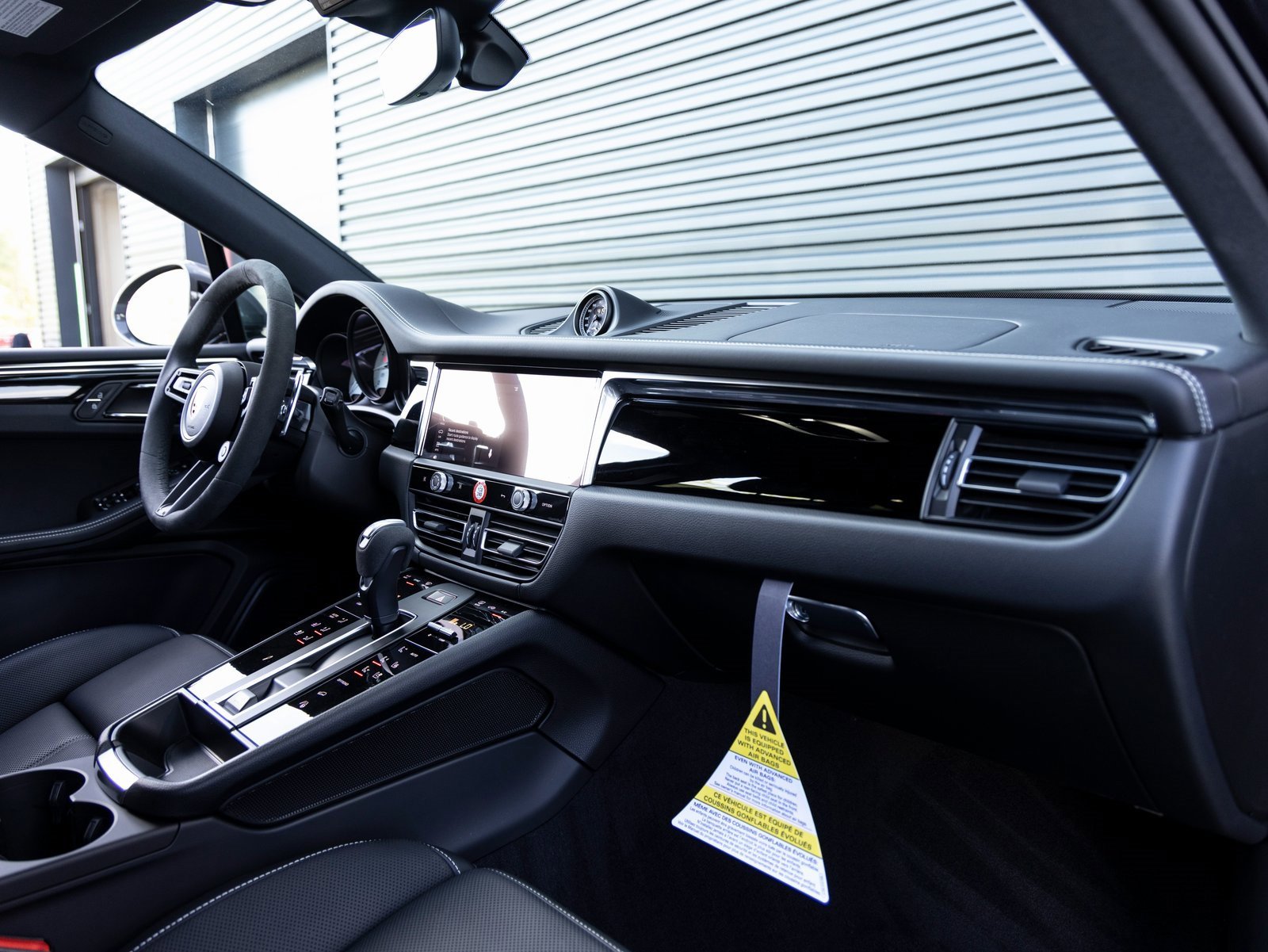 Used 2025 Porsche Macan Turbo image 36