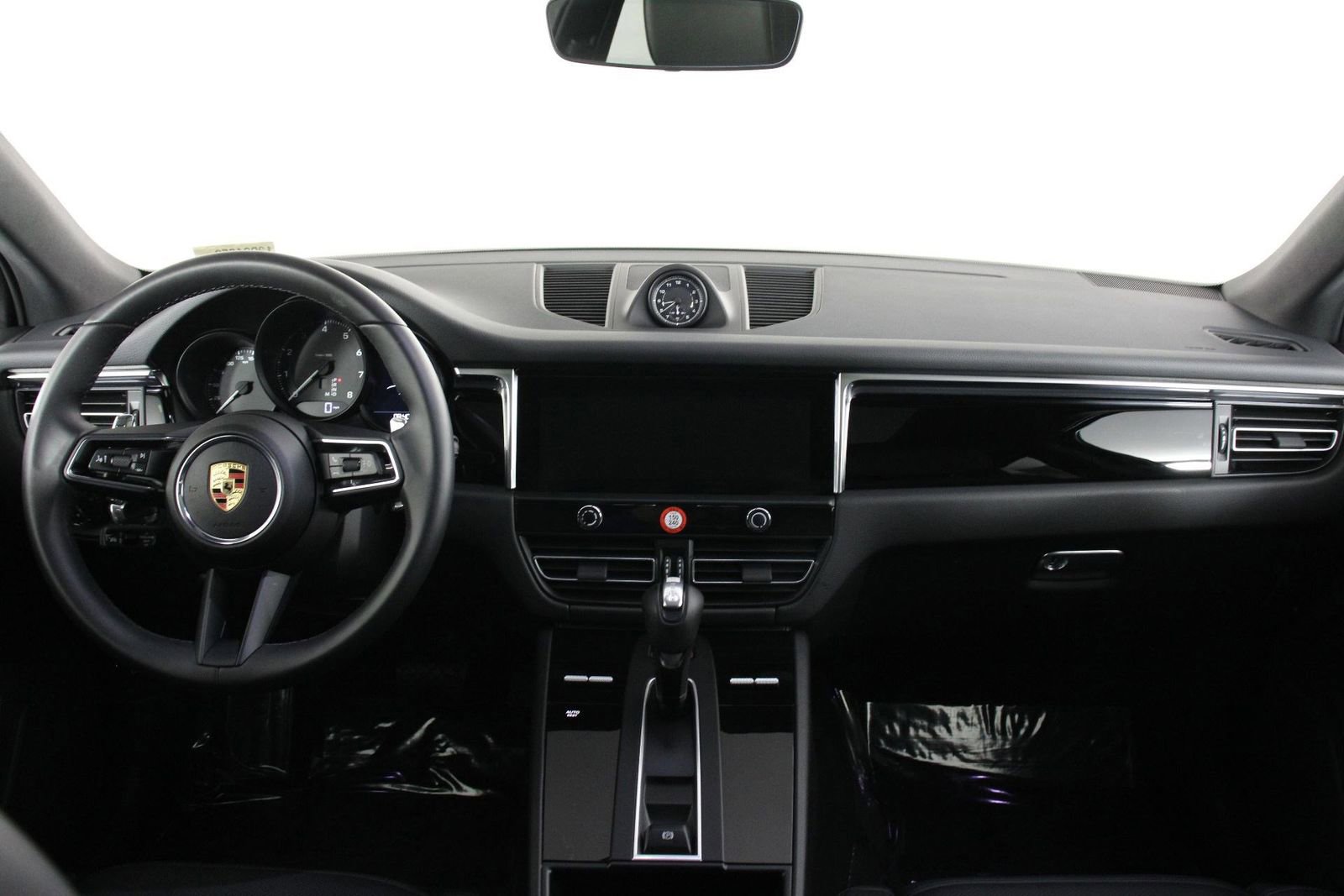 Certified 2025 Porsche Macan image 11