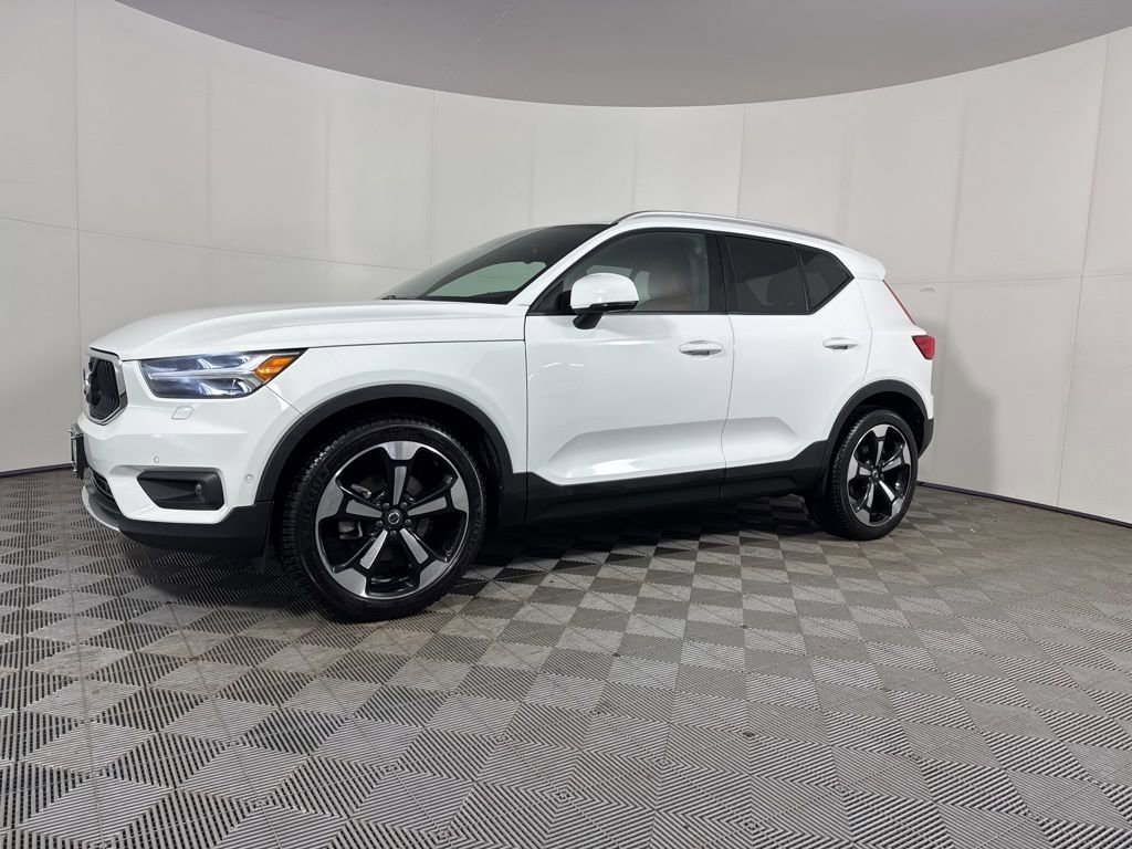 Used 2019 Volvo XC40 T5 Momentum image 1
