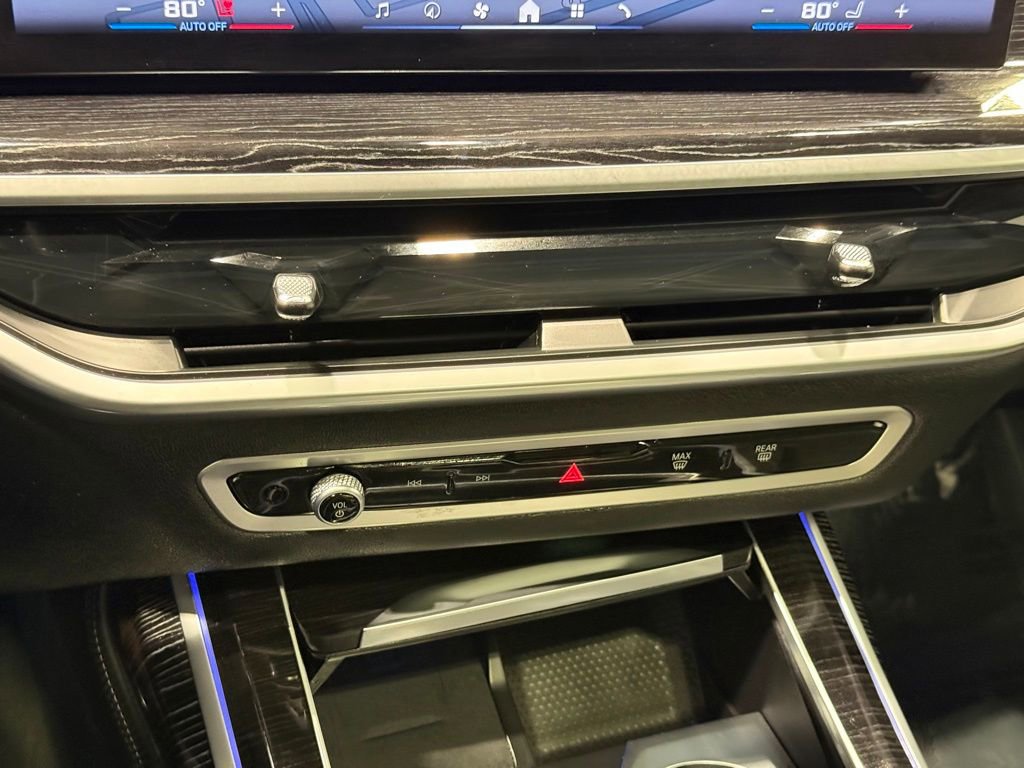 Used 2025 BMW X7 M60i image 11