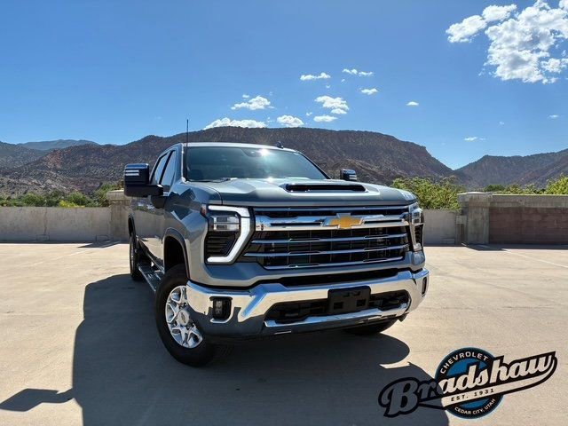 Used 2024 Chevrolet Silverado 3500 LTZ image 2