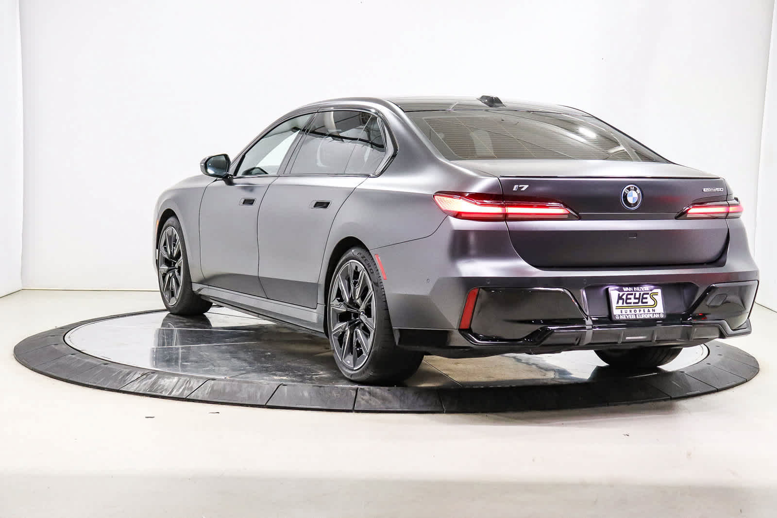 Used 2025 BMW i7 eDrive50 w/ M Sport Package RWD image 2