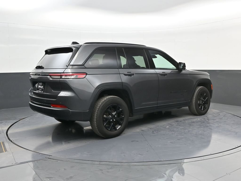 Used 2024 Jeep Grand Cherokee Altitude image 7