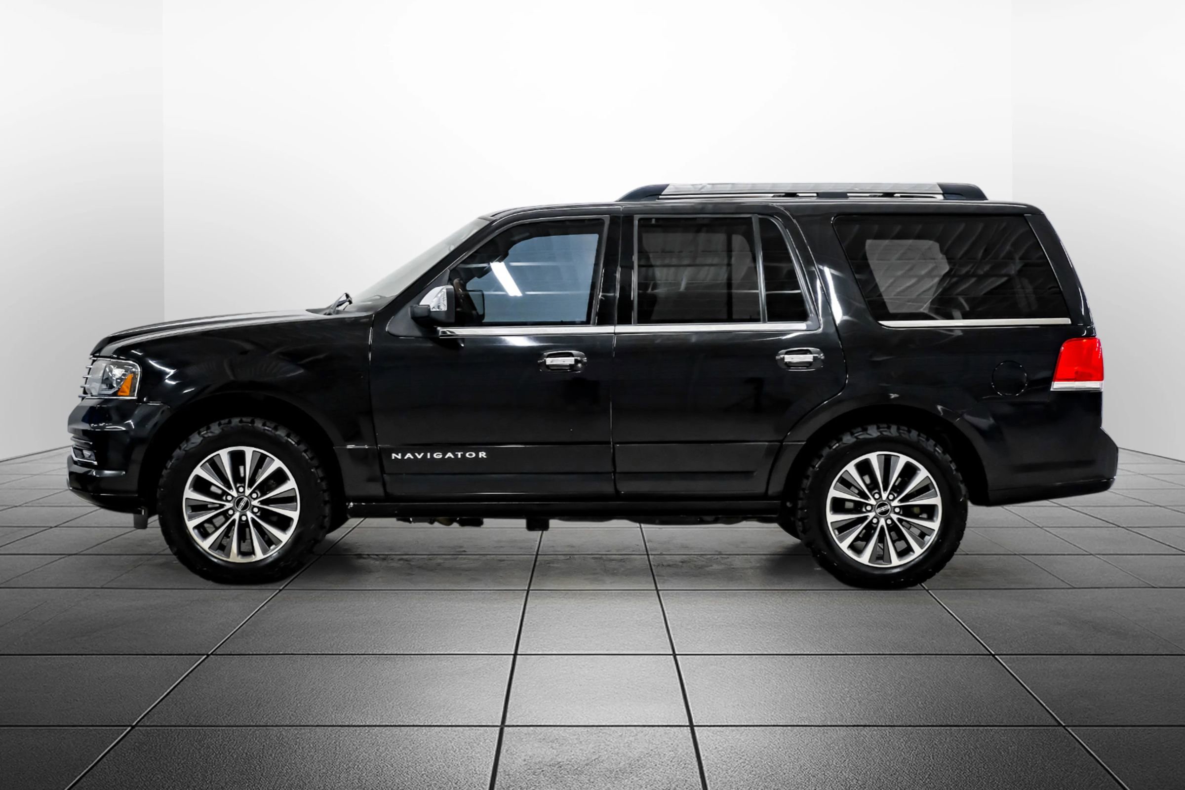 Used 2015 Lincoln Navigator 2WD image 12