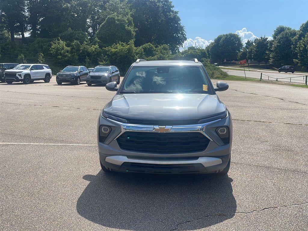 Used 2025 Chevrolet TrailBlazer LT AWD/4WD image 2