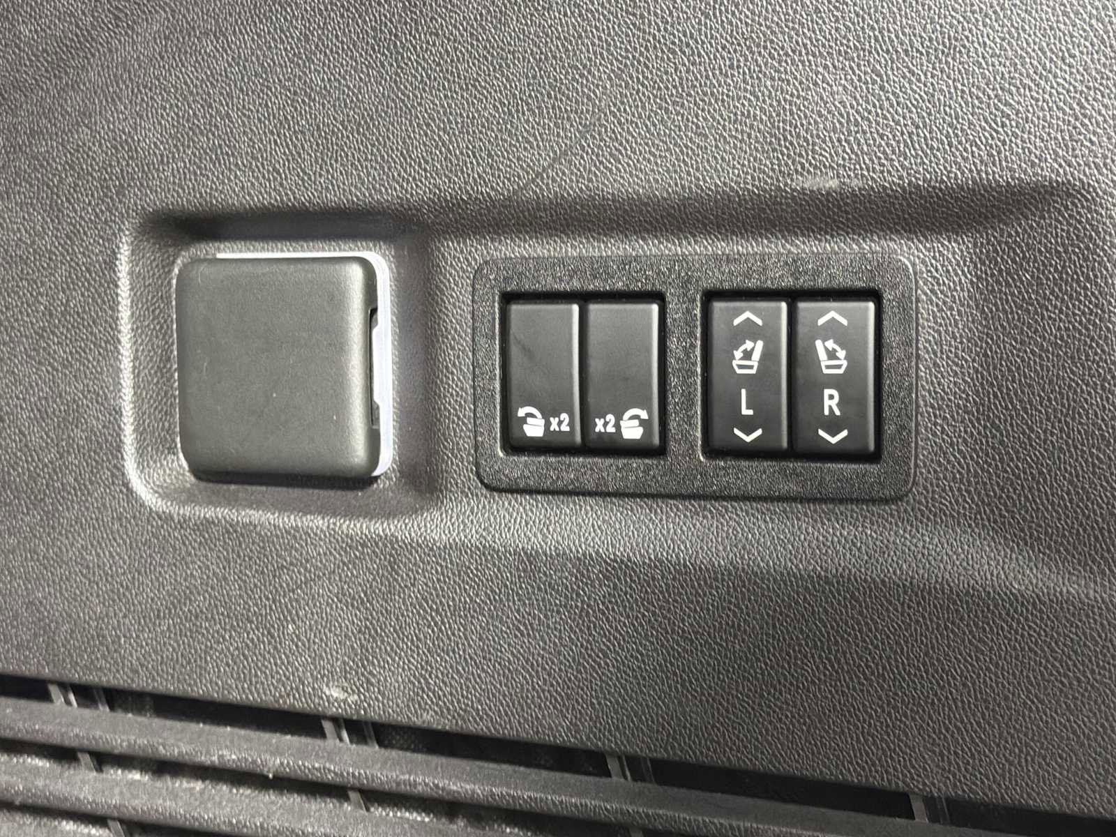 Used 2021 GMC Yukon AT4 w/ AT4 Premium Package AWD/4WD image 20