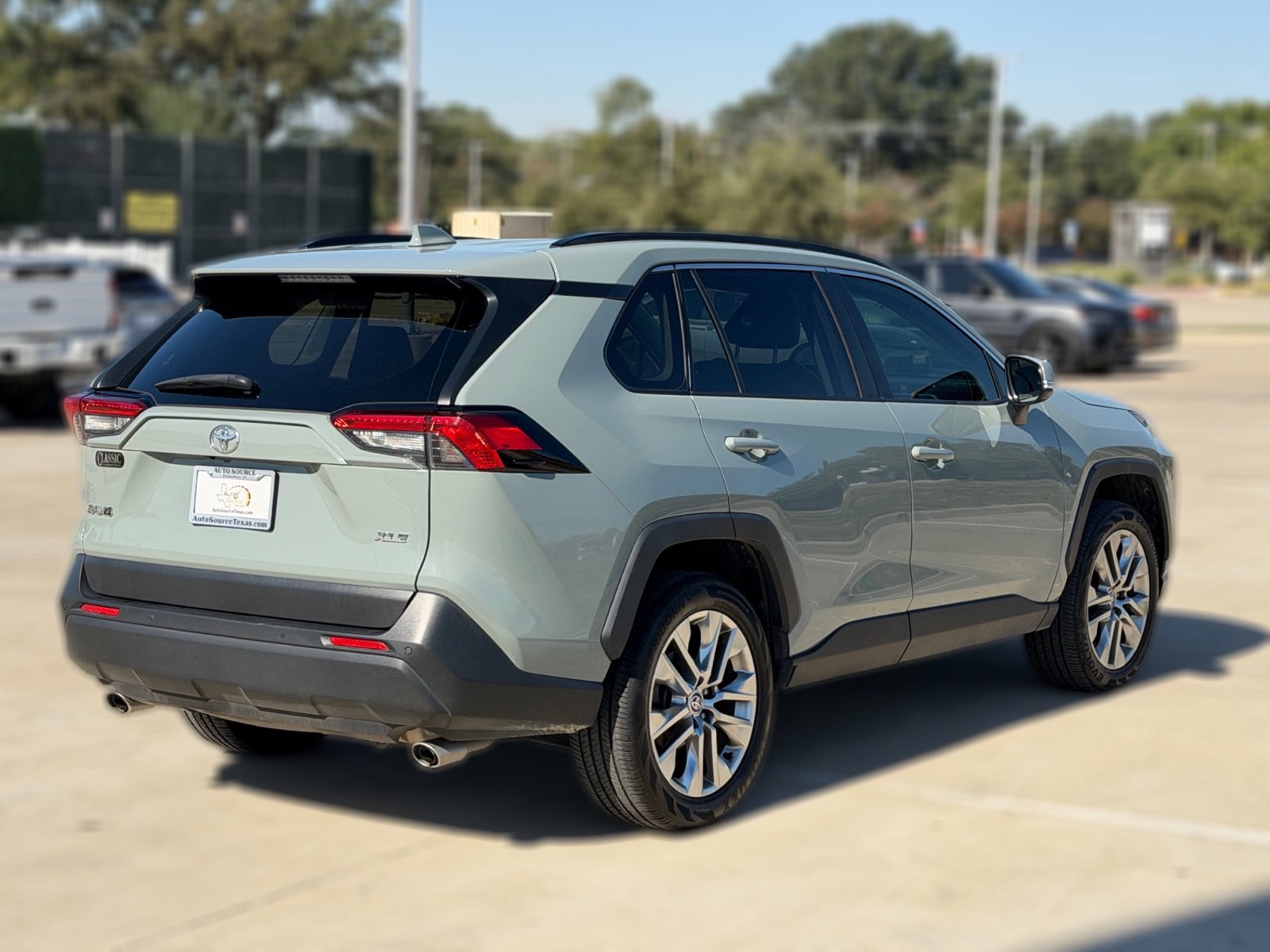 Used 2020 Toyota RAV4 XLE Premium FWD image 9
