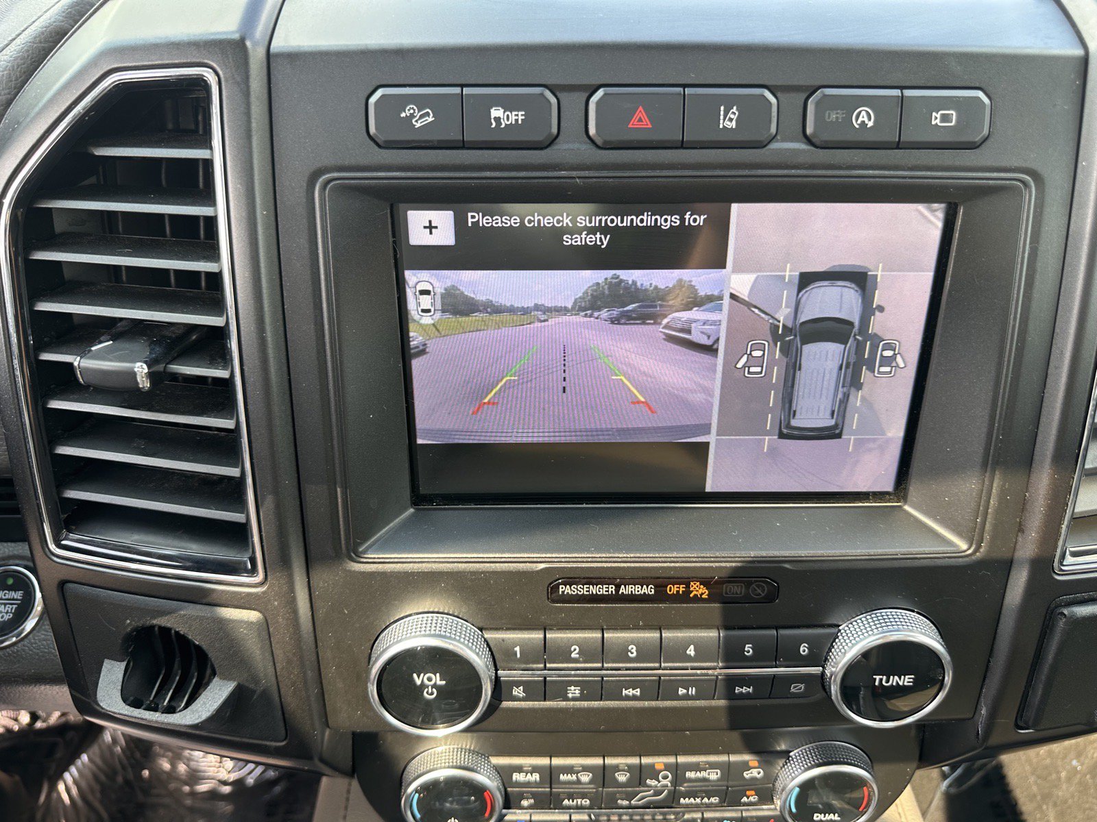 Used 2019 Ford Expedition Limited w/ Equipment Group 302A AWD/4WD image 34