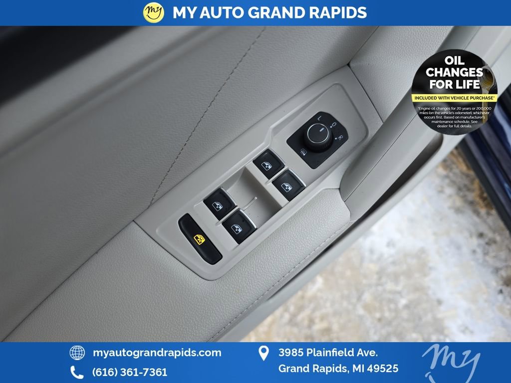 Used 2023 Volkswagen Tiguan SE w/ Panoramic Sunroof Package image 12
