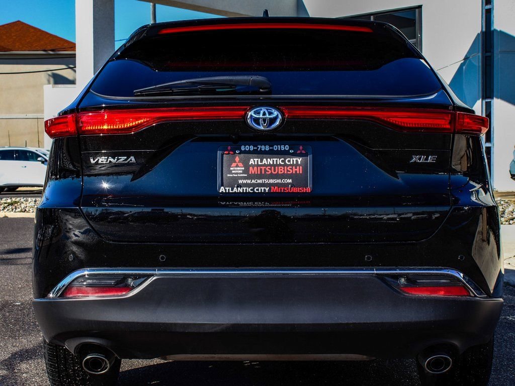 Used 2023 Toyota Venza XLE image 5