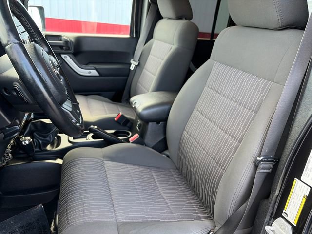 Used 2012 Jeep Wrangler Unlimited Rubicon w/ Connectivity Group image 34