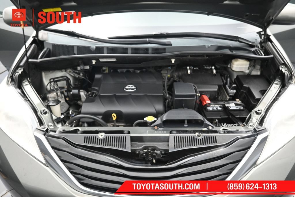 Used 2014 Toyota Sienna LE AWD/4WD image 30