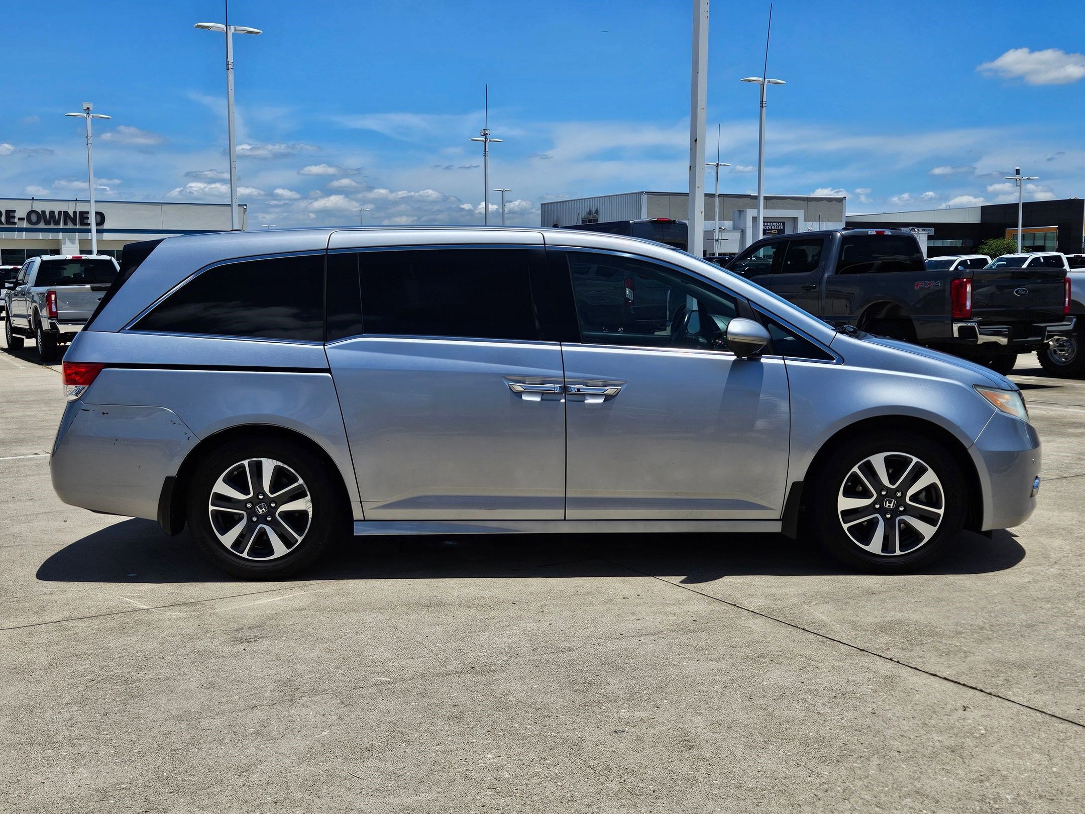 Used 2016 Honda Odyssey Touring Elite image 2