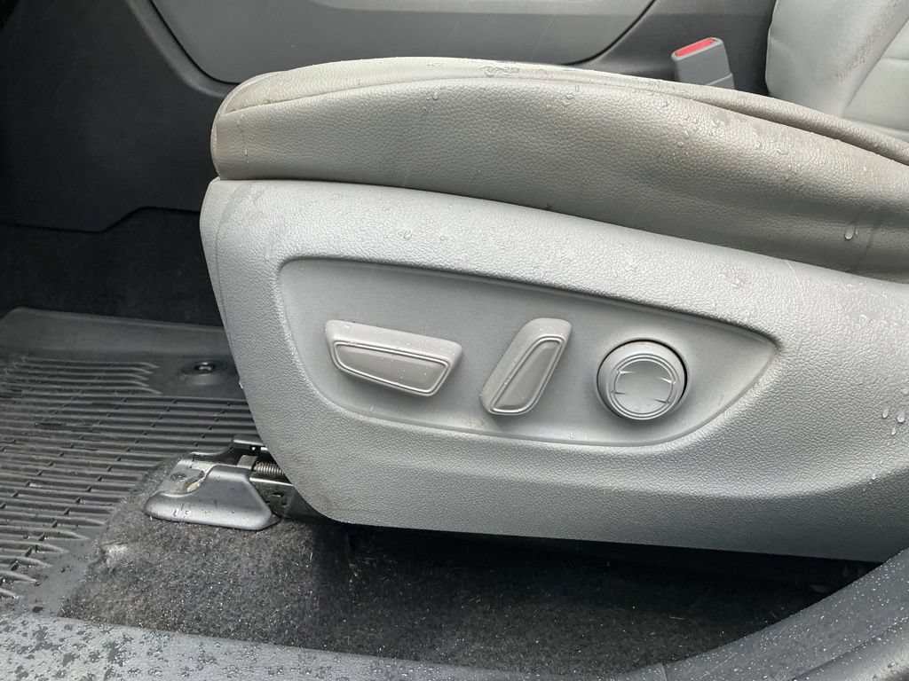Used 2020 Toyota Highlander XLE AWD/4WD image 18