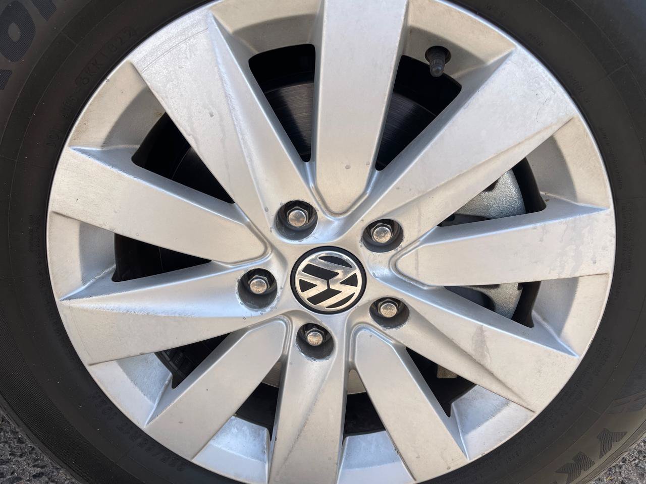 Used 2012 Volkswagen Routan SEL FWD image 9