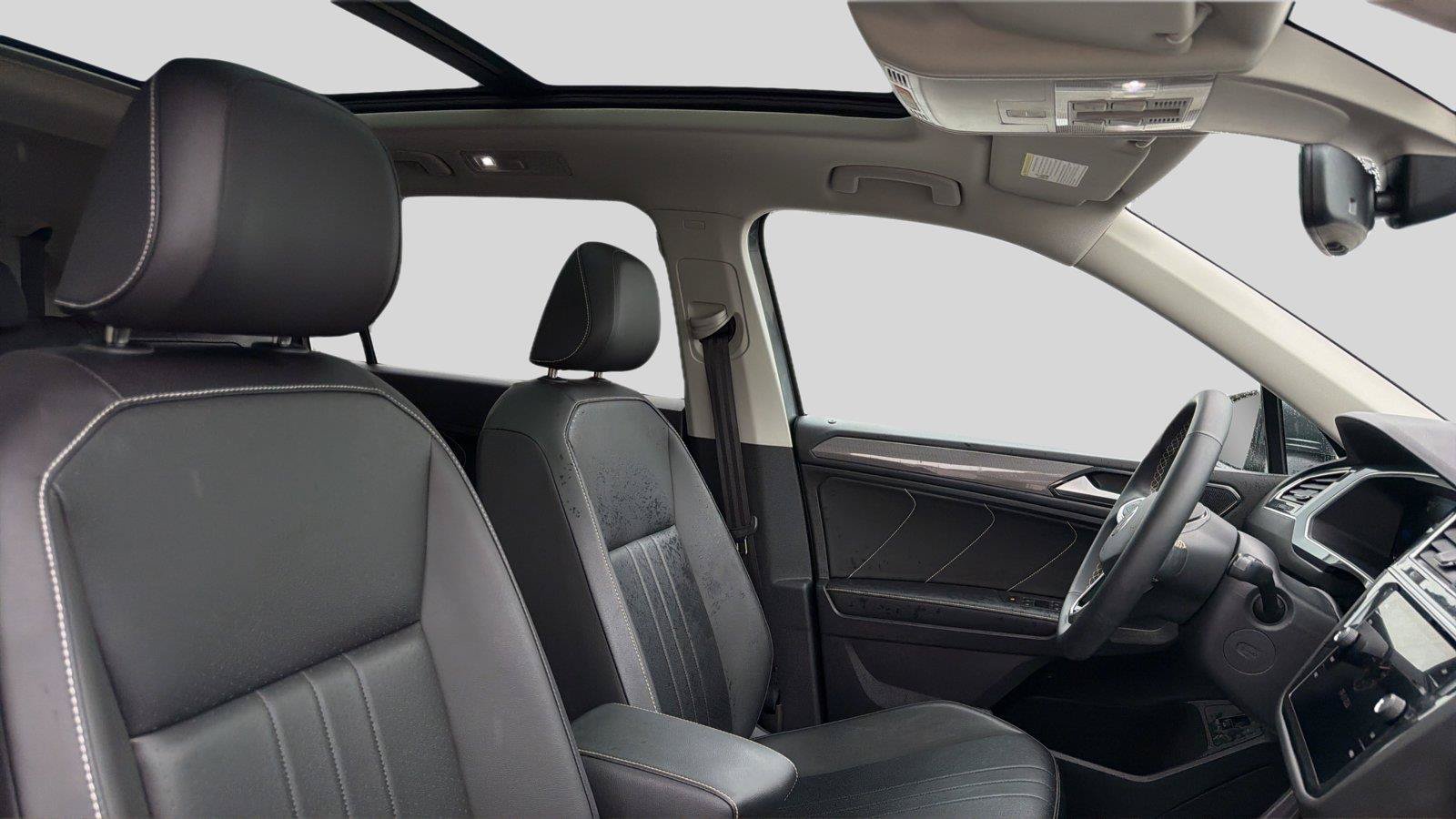 Used 2024 Volkswagen Tiguan SE w/ Panoramic Sunroof Package FWD image 24