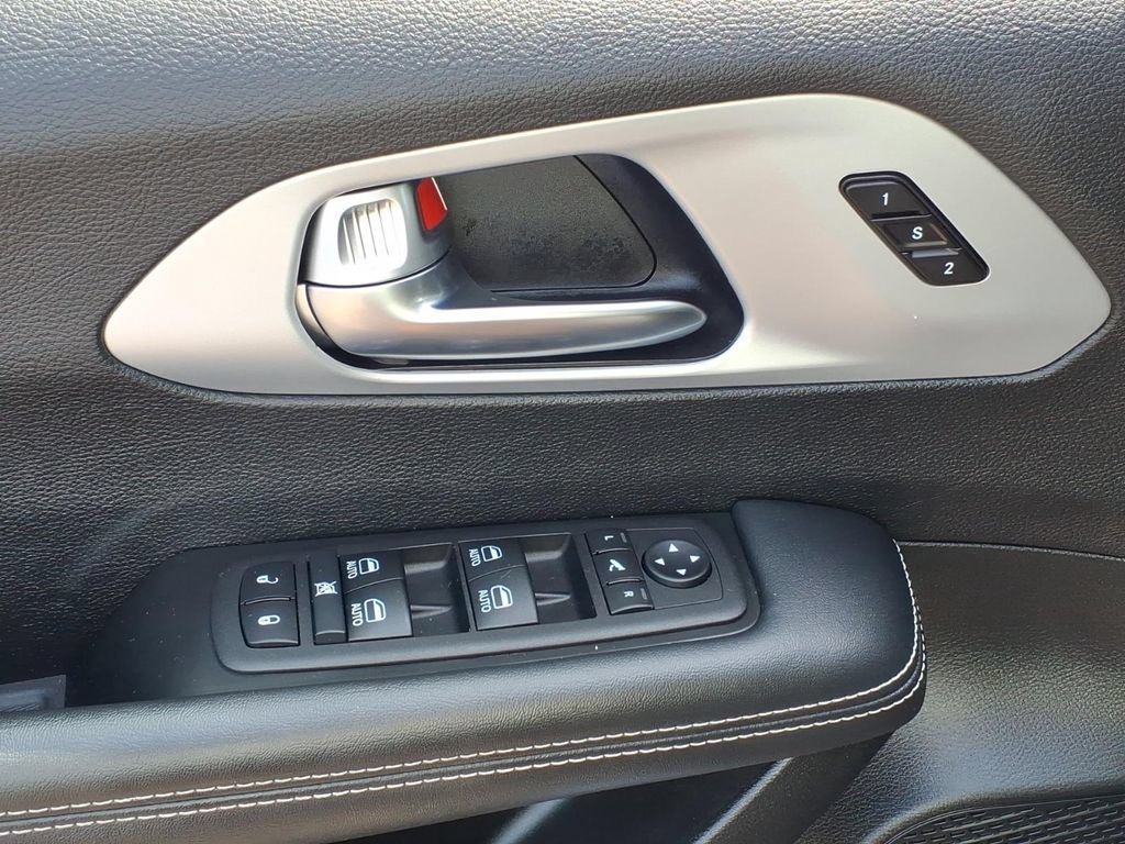 Certified 2025 Chrysler Pacifica Limited FWD image 4