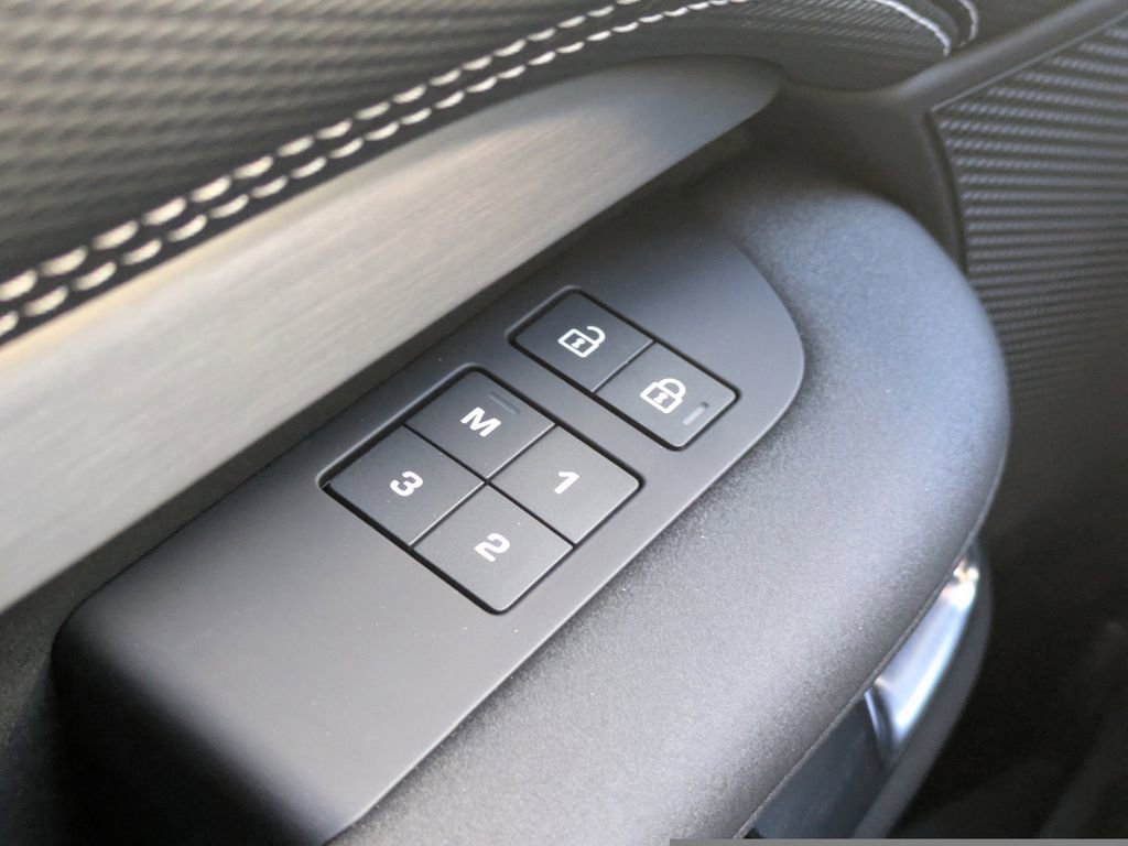 New 2026 Land Rover Discovery Limited Edition image 23