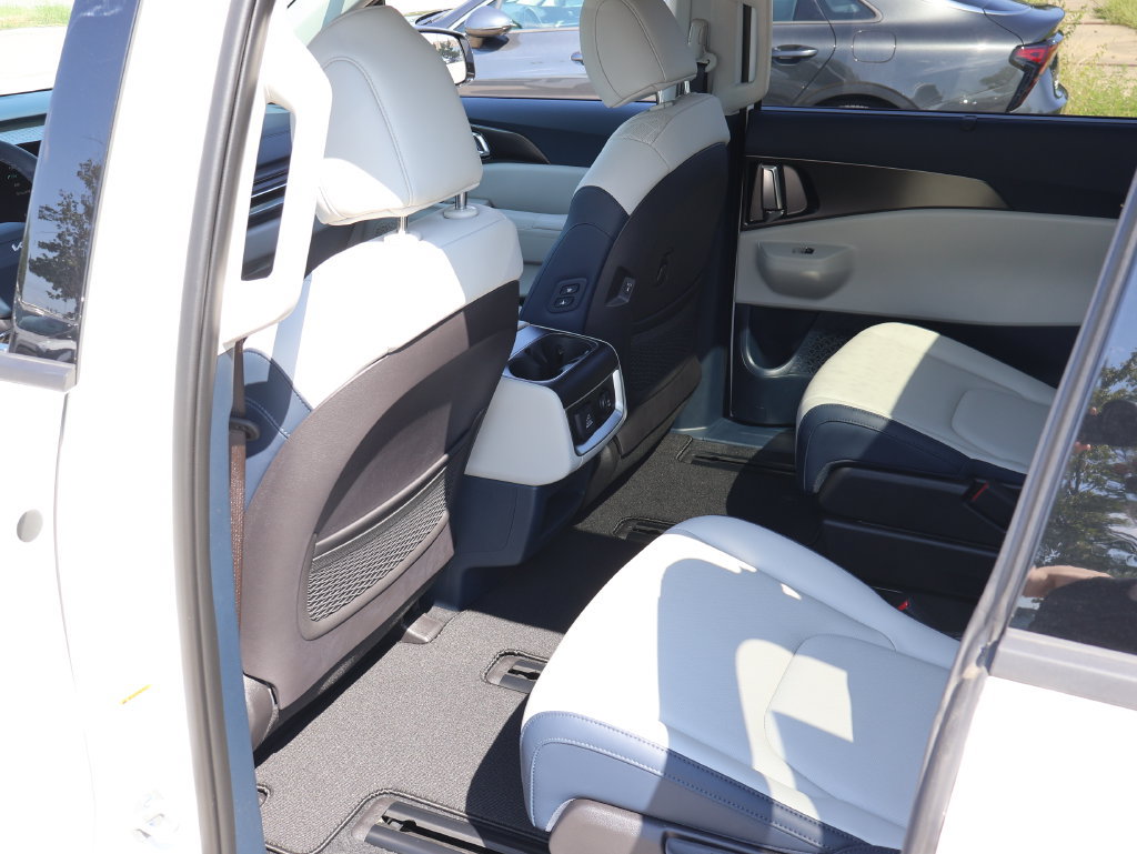 New 2027 Kia Carnival SX w/ Dark Edition Package FWD image 13