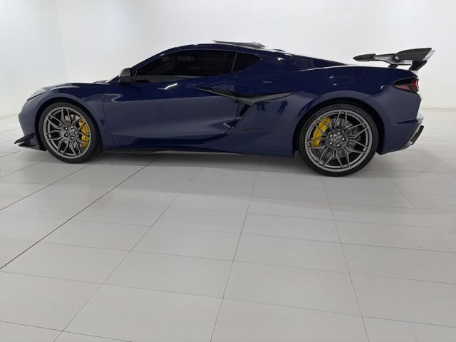 Used 2025 Chevrolet Corvette Z06 w/ Stealth Interior Trim Package RWD image 2