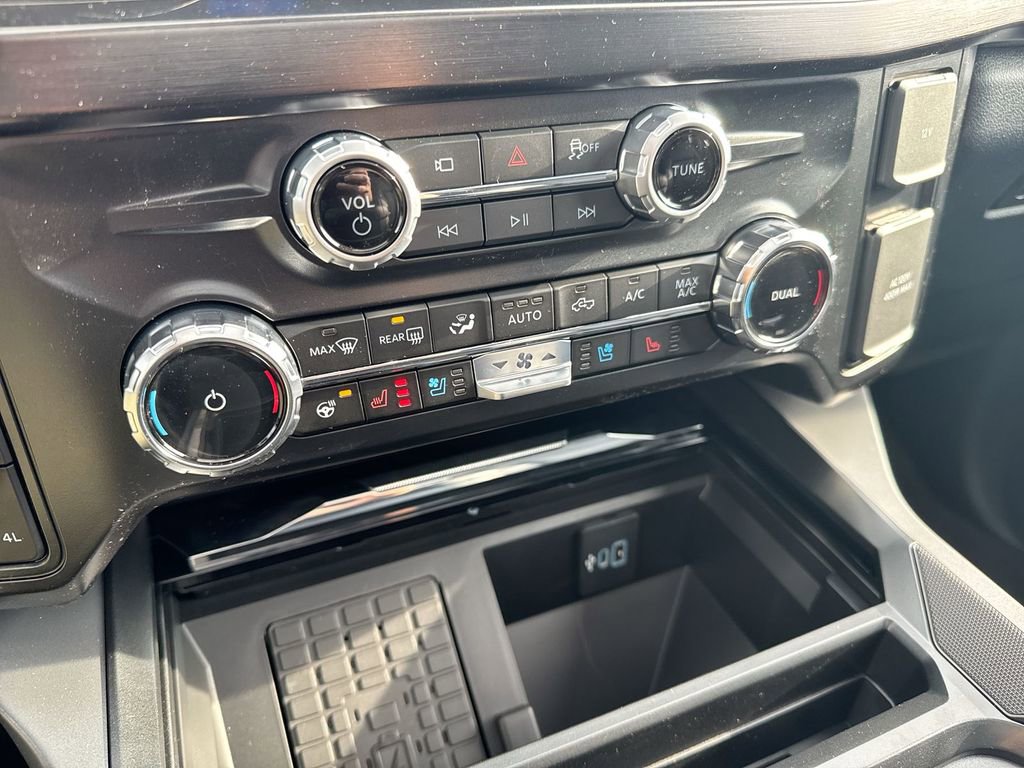 New 2026 Ford F250 Lariat w/ Black Appearance Package image 17
