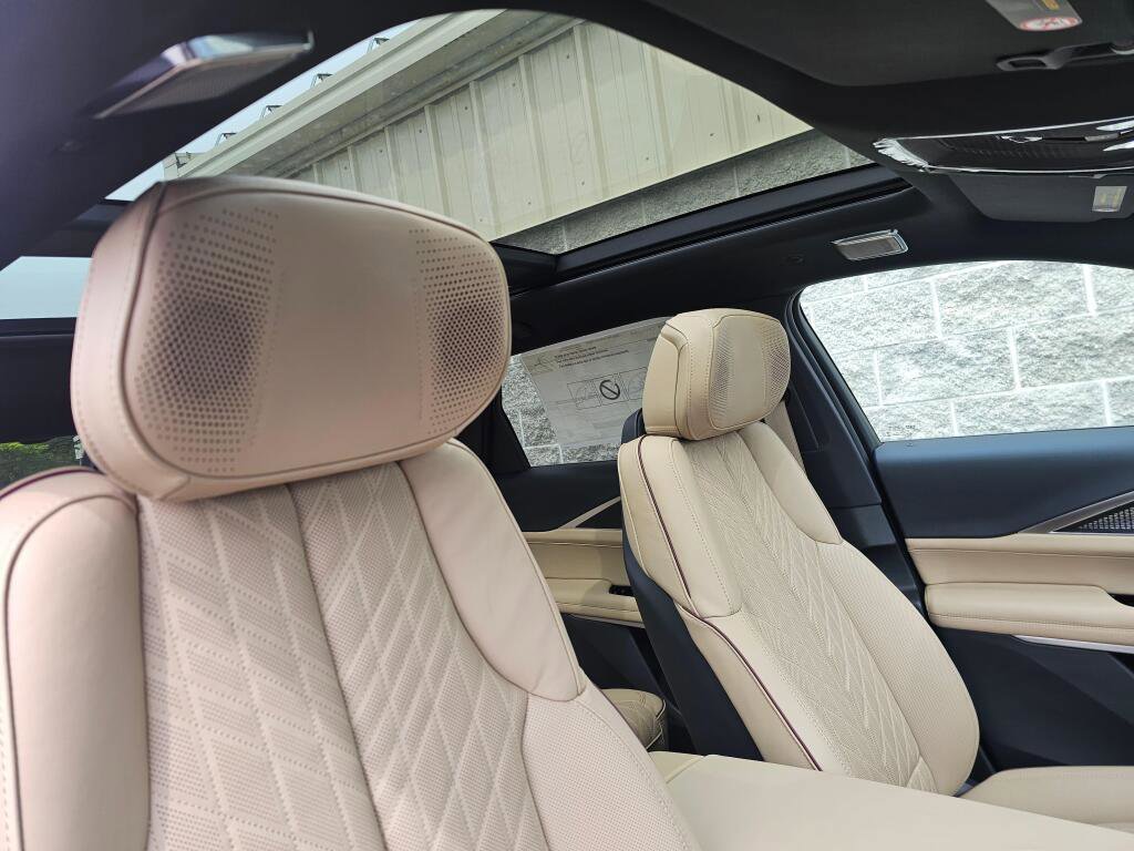 New 2026 Cadillac Lyriq Signature Luxury w/ LPO, Bronce Accent Package AWD/4WD image 17