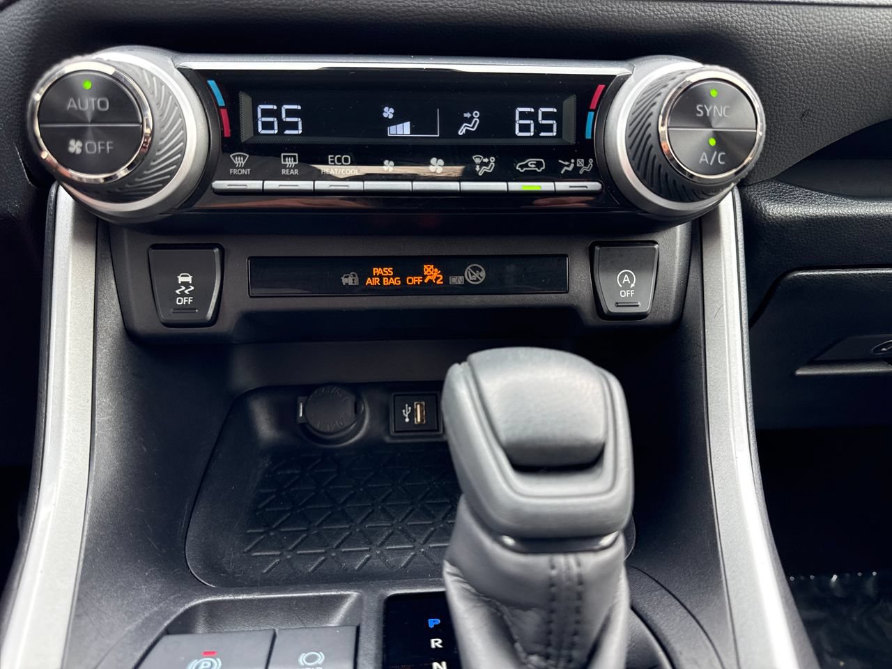 Used 2025 Toyota RAV4 XLE AWD/4WD image 19