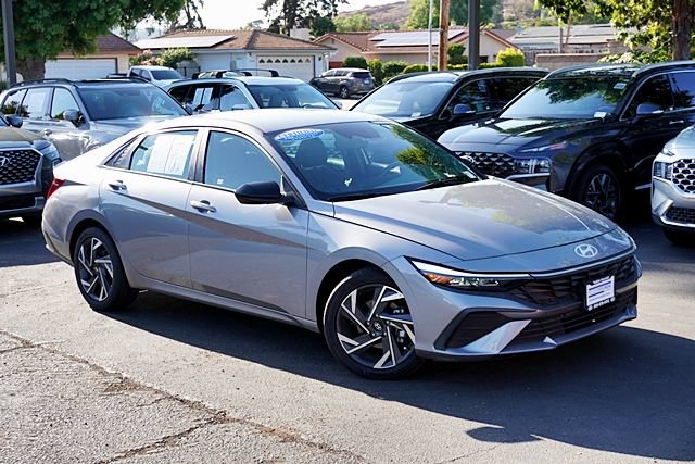 Used 2025 Hyundai Elantra Sport FWD image 3