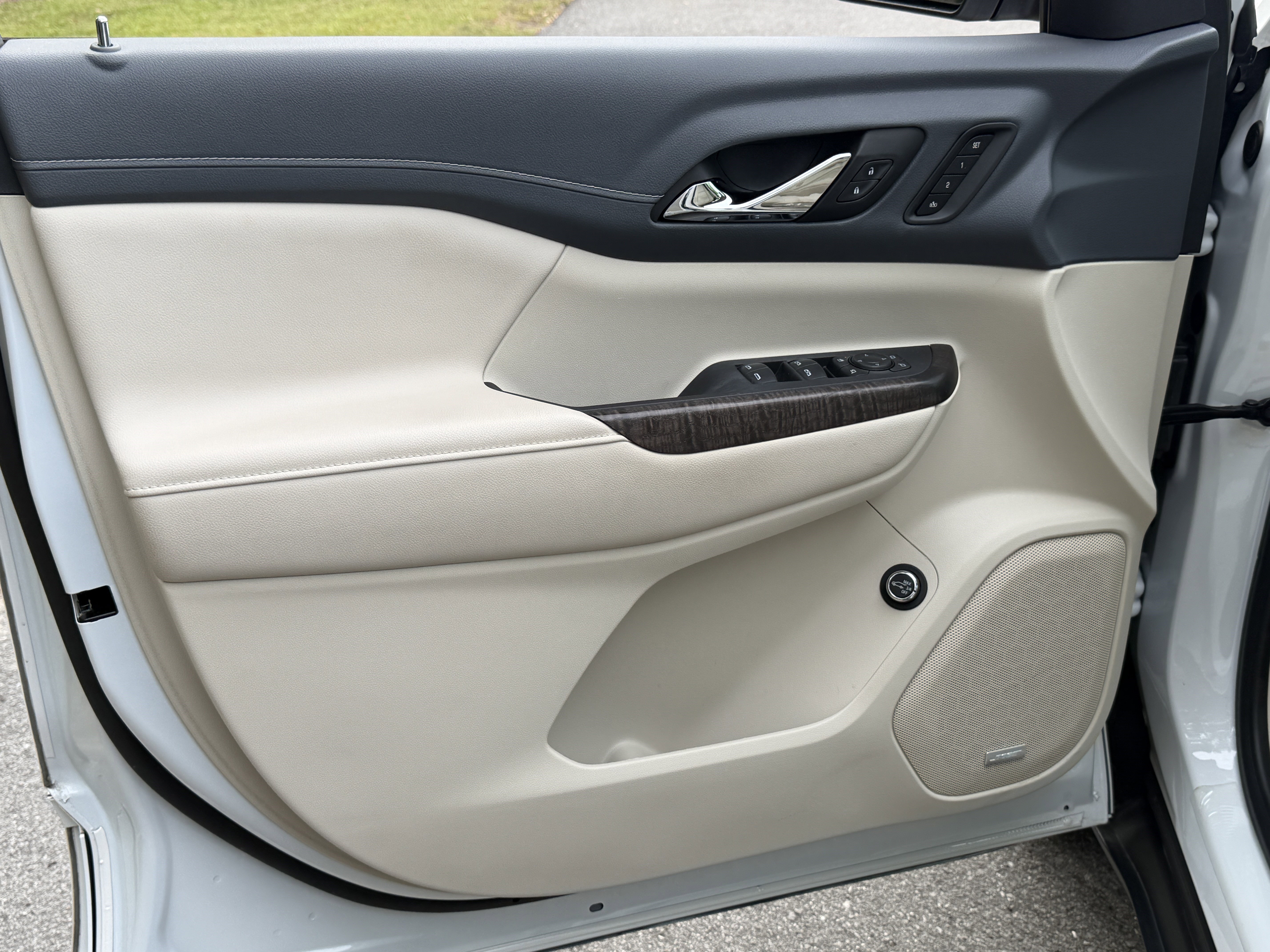 Used 2023 GMC Acadia Denali w/ Denali Technology Package FWD image 6