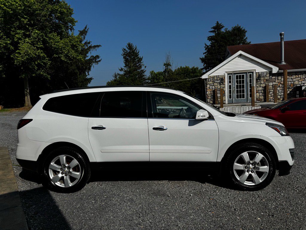 Used 2016 Chevrolet Traverse LT w/ Style and Technology Package image 4
