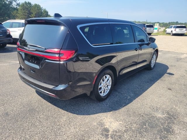 Used 2023 Chrysler Pacifica Touring FWD image 6