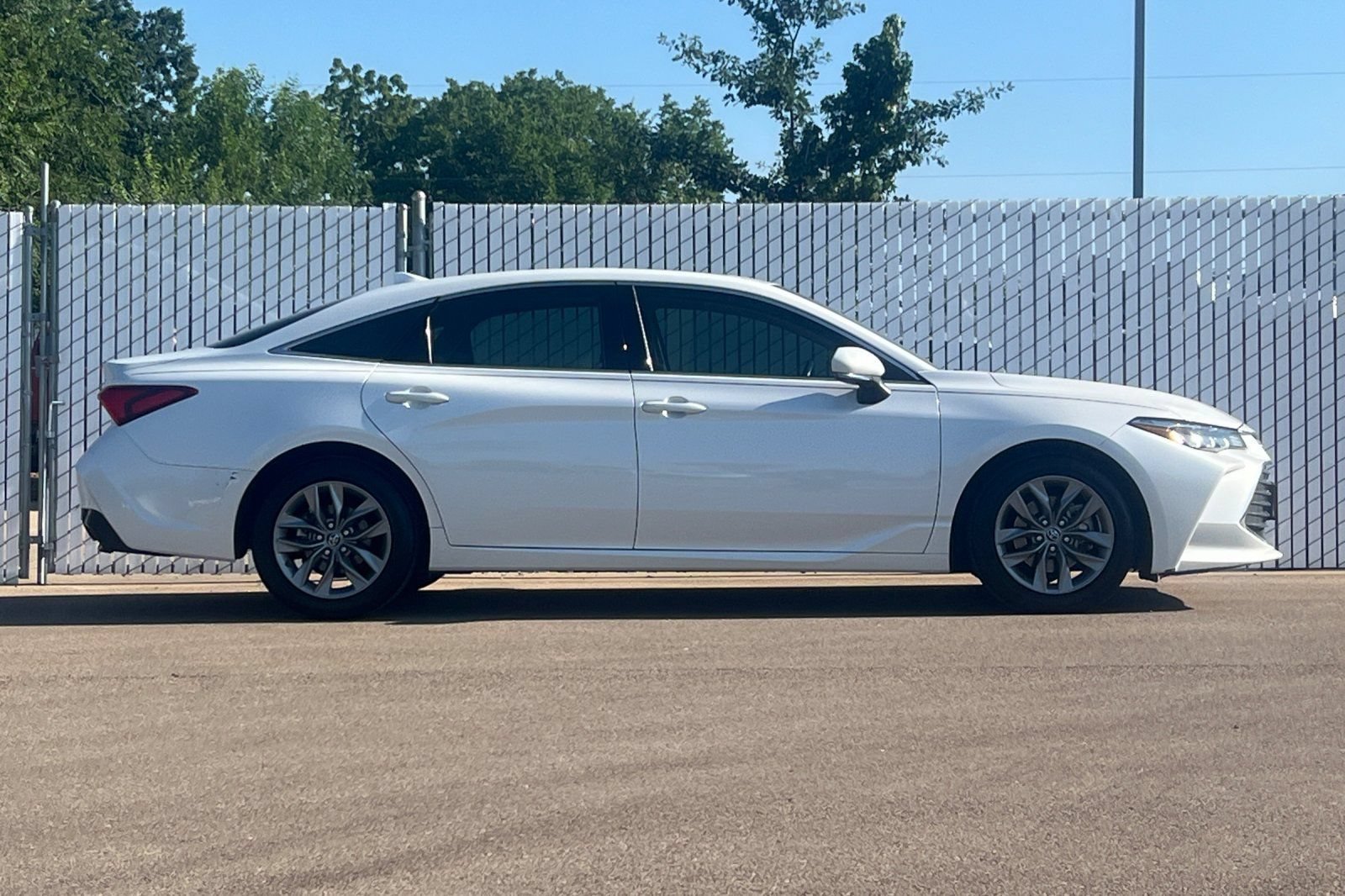 Used 2019 Toyota Avalon XLE w/ Moonroof Package FWD image 3